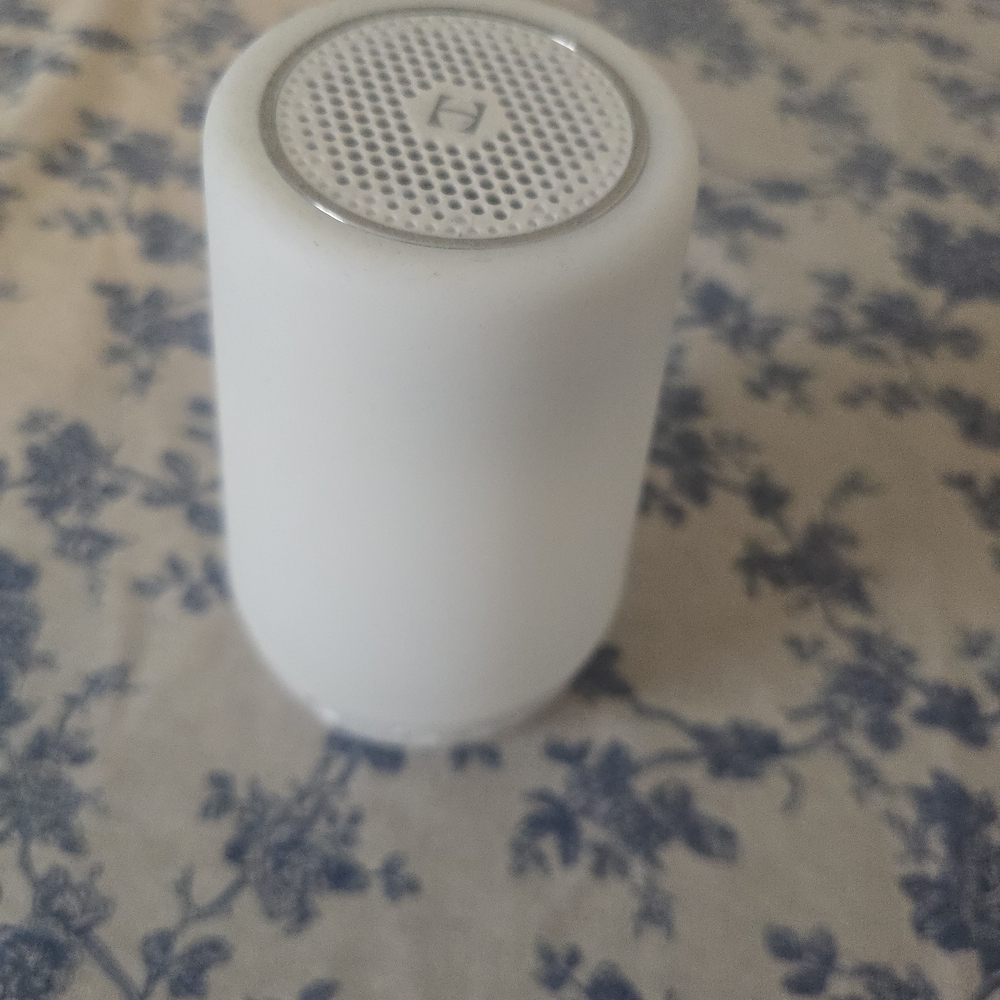 White Hatch Bluetooth Speaker